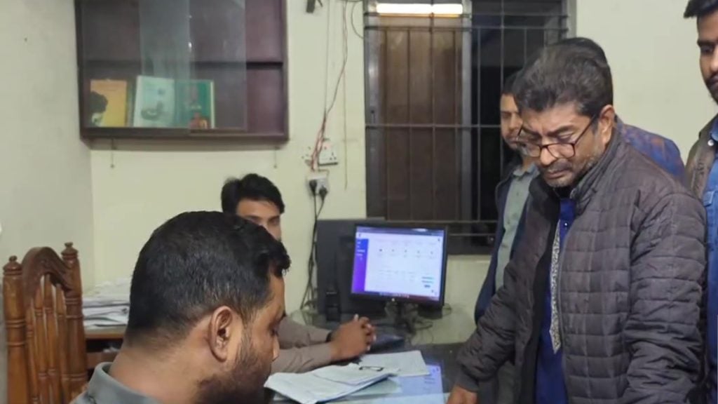 রংপুরে ডিশ ব্যবসায়ীকে ‘হত্যার হুমকি’র সময় উপস্থিত তাঁতীদলের সাধারণ সম্পাদক মুরাদ কায়সার মিথুন।