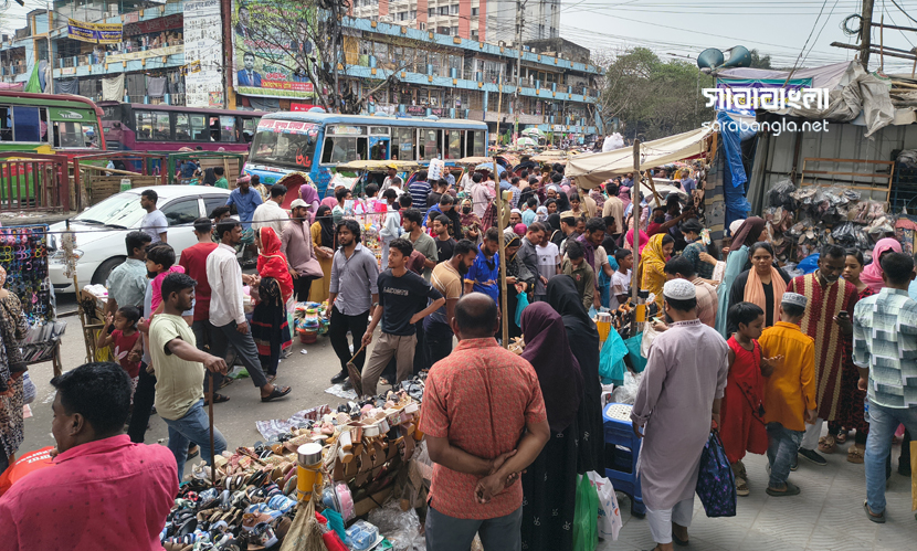 ঈদ কেনাকাটায় নিউ মার্কেট এলাকায় ক্রেতাদের ঢল