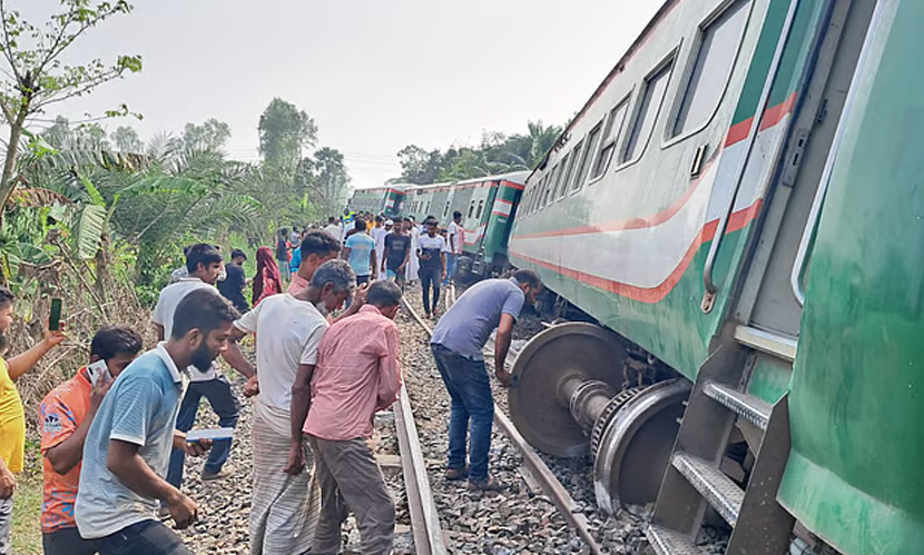 নীলসাগর এক্সপ্রেস দুর্ঘটনায় আহত ৫০, ঈশ্বরদী থেকে যাচ্ছে উদ্ধারকারী ট্রেন