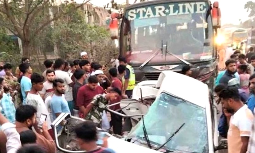 নোয়াখালীতে সড়ক দুর্ঘটনায় একই পরিবারের ৪ জনসহ ৫ জনের মৃত্যু