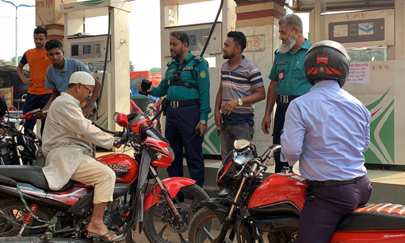 রাজশাহীতে পুলিশ পাহারায় তেল বিক্রি, দীর্ঘ লাইনে ভোগান্তি