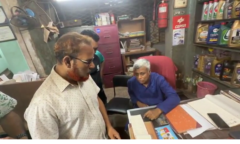 হঠাৎ পাম্প পরিদর্শনে জ্বালানি প্রতিমন্ত্রী