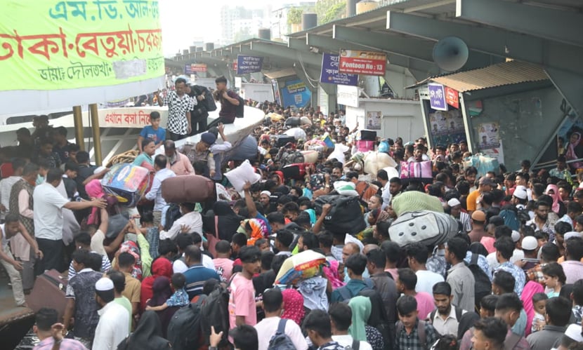 সদরঘাট লঞ্চ টার্মিনালে যাত্রীদের উপচে পড়া ভিড়