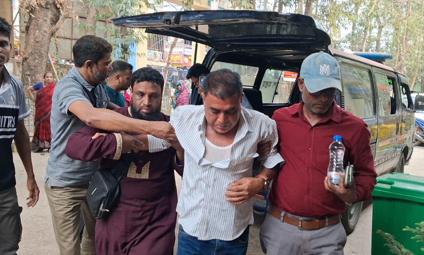 বোয়ালখালীতে প্লাস্টিক কারখানায় শ্রমিকদের বিক্ষোভ, আহত সাংবাদিক