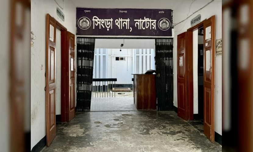 সিংড়ায় স্থানীয়দের হামলায় আহত ৩ পুলিশ, গাড়ি ভাঙচুর