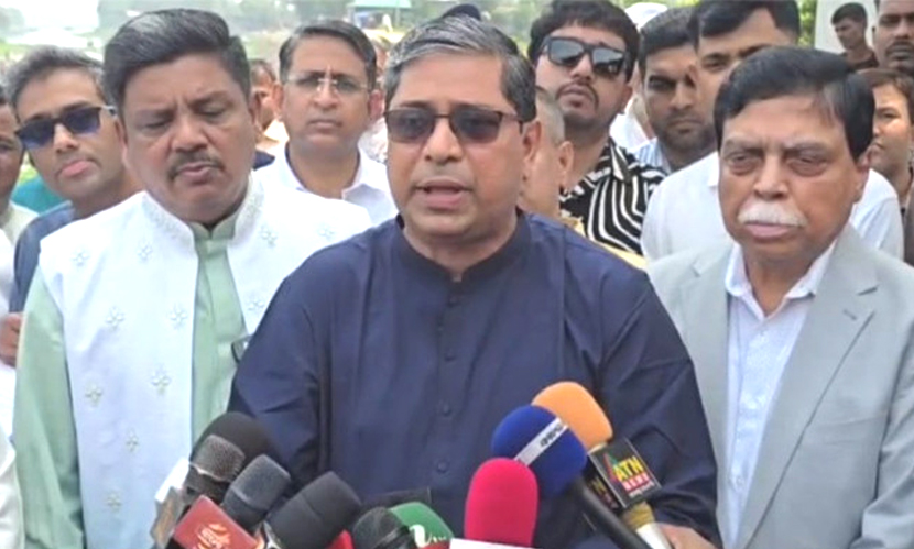 সড়ক পরিদর্শনে গিয়ে প্রকল্পের পরিচালক-প্রকৌশলীকে বরখাস্ত করলেন প্রতিমন্ত্রী