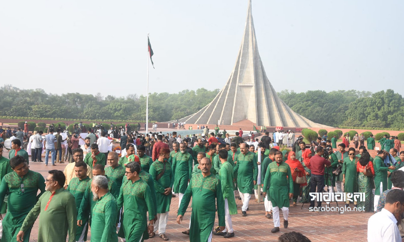 জাতীয় স্মৃতিসৌধে শ্রদ্ধা নিবেদনে মানুষের ঢল