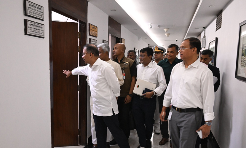 সচিবালয়ে বিভিন্ন মন্ত্রণালয় পরিদর্শনে প্রধানমন্ত্রী