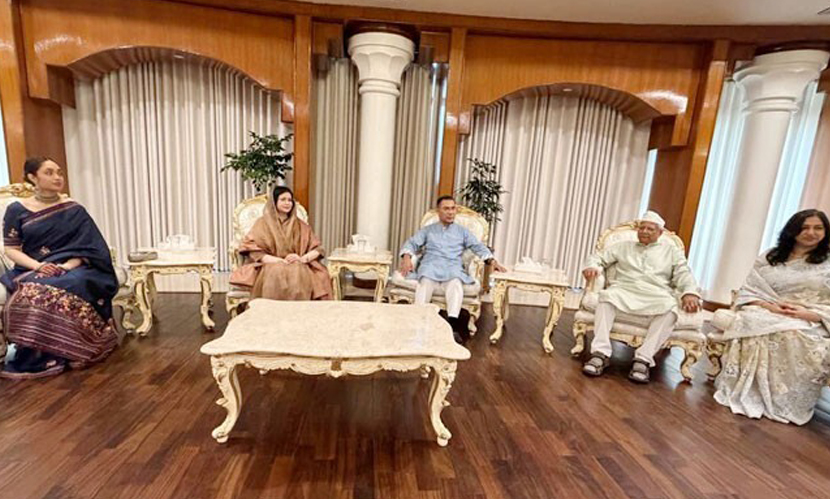 প্রধানমন্ত্রীর সঙ্গে ড. ইউনূসের শুভেচ্ছা বিনিময়