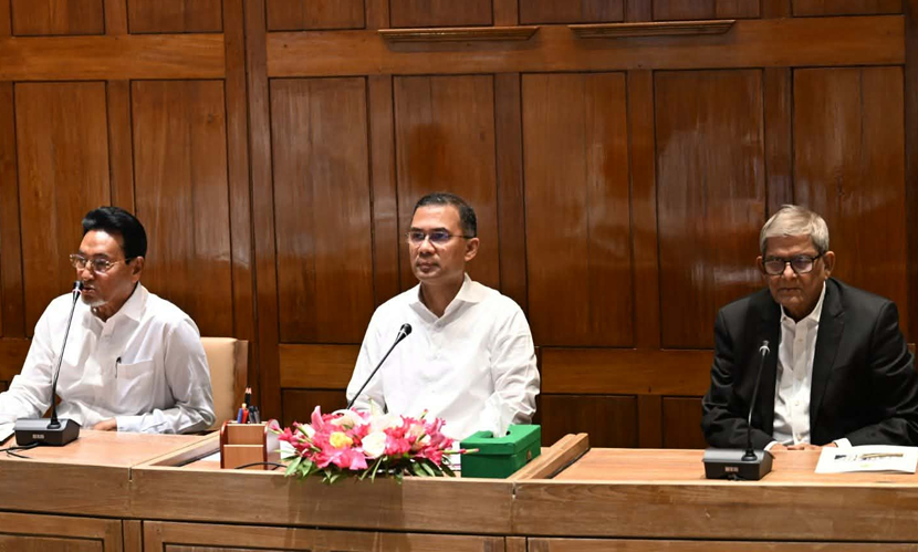 সরকারি ও বিরোধী দলের সংসদীয় সভা চলছে