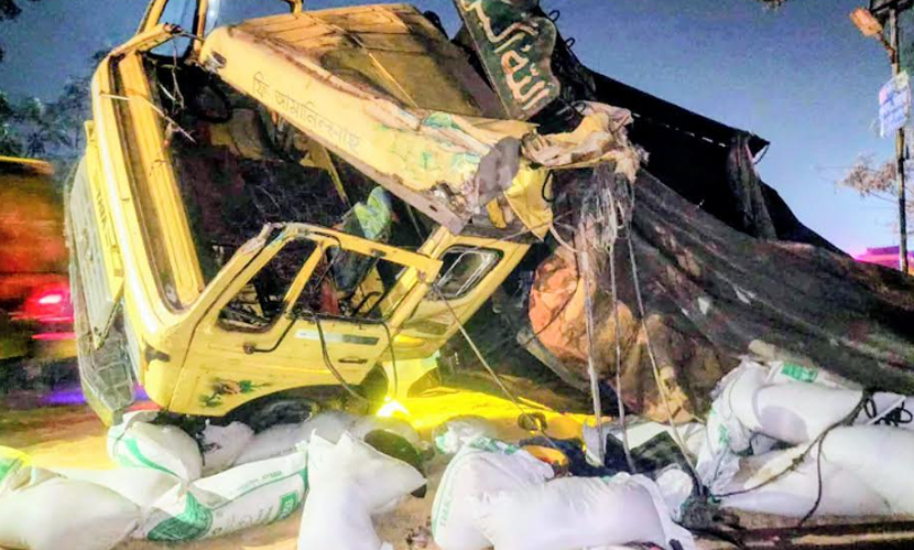 দিনাজপুরে রেললাইনে আটকে পড়া ট্রাকে ট্রেনের ধাক্কা, চালক আহত