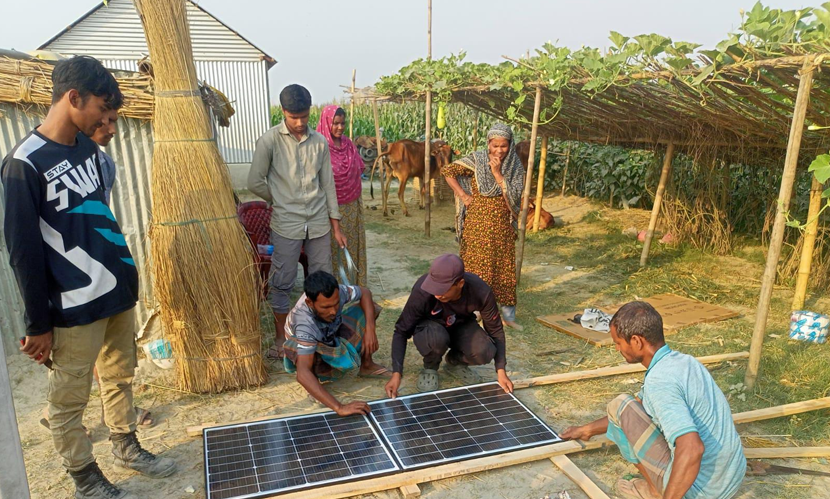 গাইবান্ধার দুর্গম চরাঞ্চলের অন্ধকার দূর করছে সৌরবিদ্যুৎ প্রকল্প