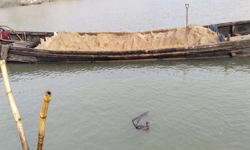 ধোপাজানে বালু উত্তোলনের সময় আটক ২