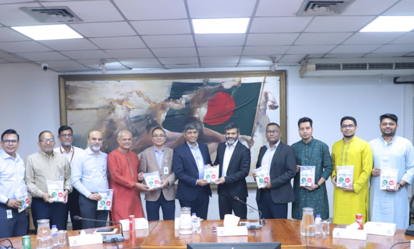 বিমান ও এসিআই’র উদ্যোগে হজ যাত্রীদের মাঝে ‘হজ কেয়ার প্যাক’ বিতরণ