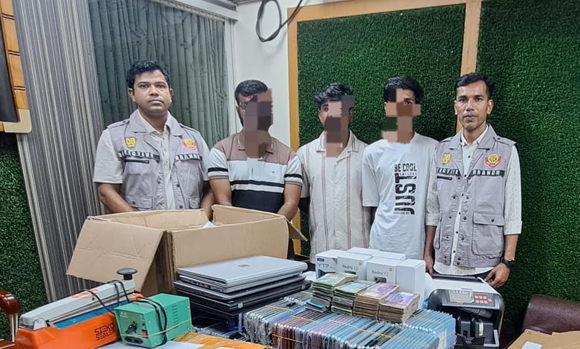 চীন থেকে অবৈধভাবে মোবাইল এনে বিক্রি, গ্রেফতার ৩