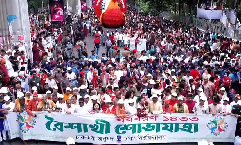 উৎসবের আমেজে চারুকলা থেকে বের হয়েছে ‘বৈশাখী শোভাযাত্রা’