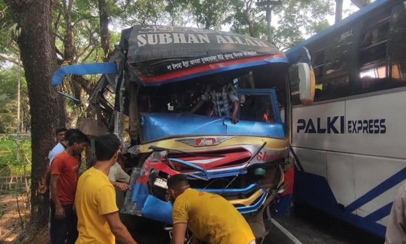 পিরোজপুরে দুই বাসের মুখোমুখি সংঘর্ষ, আহত ৬