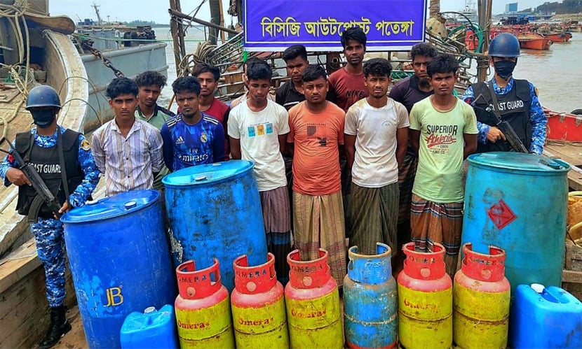 মিয়ানমারে পাচারকালে ৬ হাজার লিটার ডিজেলসহ আটক ১২