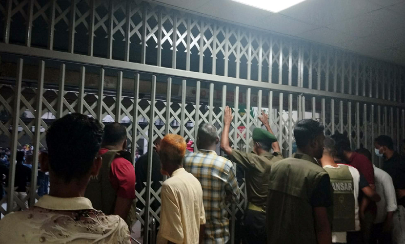 ঢামেকে চিকিৎসকদের সঙ্গে ঢাবি শিক্ষার্থীদের হাতাহাতি