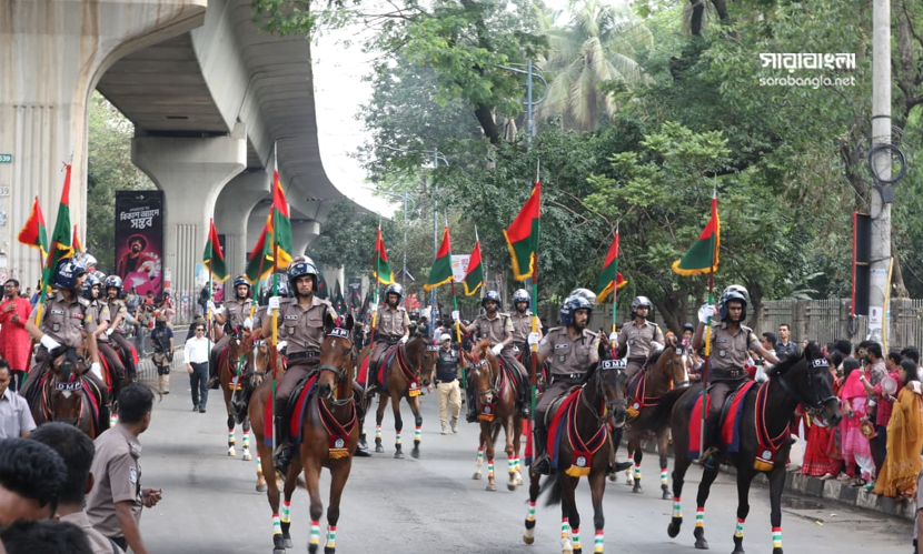 বৈশাখী শোভাযাত্রায় ডিএমপির সুসজ্জিত অশ্বারোহী দল