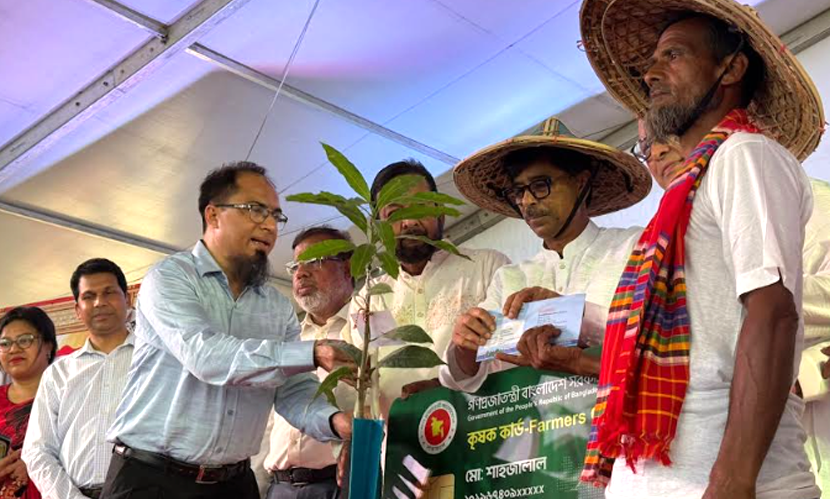 কুমিল্লায় ১ হাজার ৪৫৮ জনের হাতে ‘কৃষক কার্ড’ তুলে দিলেন কৃষিমন্ত্রী
