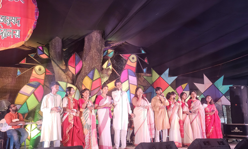 নাচে-গানে ‘চৈত্রসংক্রান্তি’ উদযাপনে বর্ষবিদায় জানাচ্ছে চারুকলা