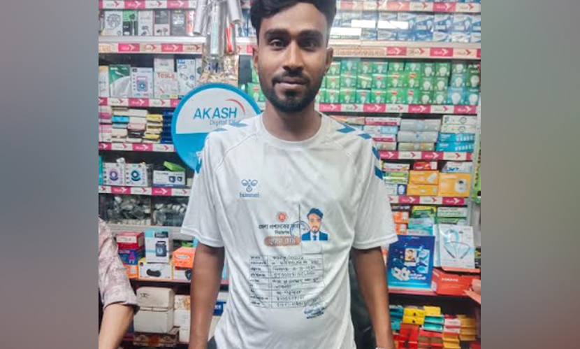 পাম্প থেকে তেল না পেয়ে নিজের গেঞ্জিতে ফুয়েল কার্ড প্রিন্ট করেছেন ব্যবসায়ী
