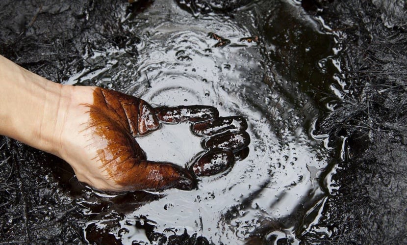 মাটির নিচের কালো তেল যেভাবে পেট্রোল ও অকটেন