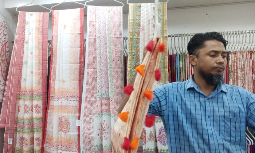 রাজধানীর বিপণিবিতানগুলোতে বৈশাখী কেনাকাটার ধুম