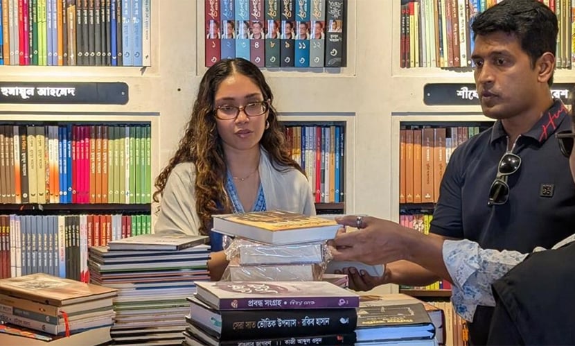 বাতিঘর থেকে বই কিনলেন জাইমা রহমান