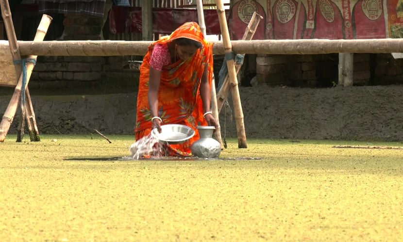 ভবদহ নদীর জলাবদ্ধতার কারণে এখনো পানি জমে আছে বাড়ির উঠানে। ছবি: সারাবাংলা