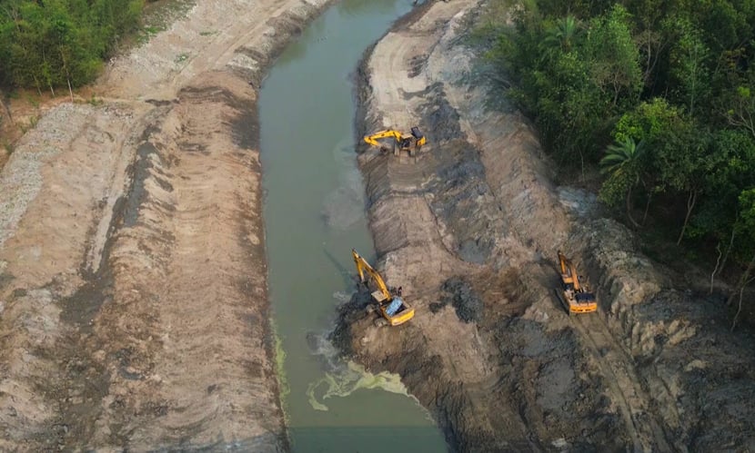 ‘শুকনোর সময় বাড়িতে হাঁটুজল, বর্ষায় গলাজল হয়’
