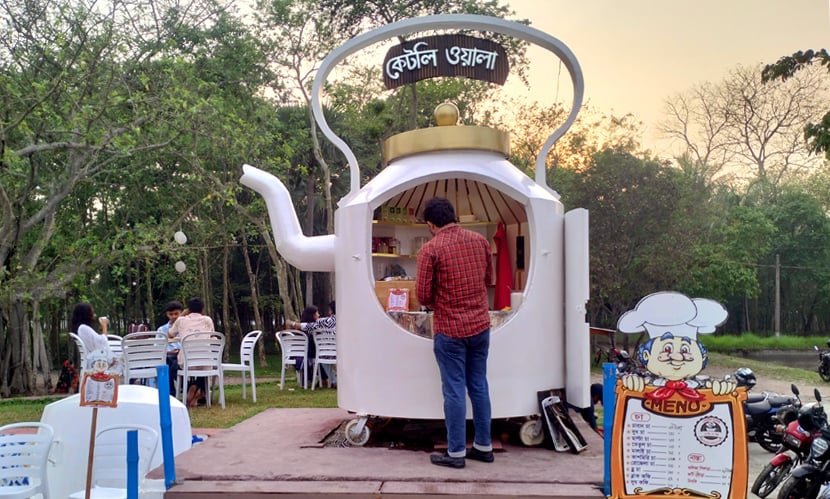 ‘কেটলিওয়ালা’ টি স্টলে চা-প্রেমীদের আড্ডা। ছবি: সারাবাংলা