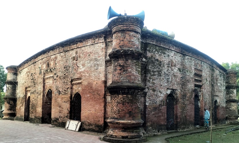 খুলনার কয়রা উপজেলার মসজিদকুঁড় গ্রামের নয়গম্বুজ মসজিদ। ছবি: সারাবাংলা
