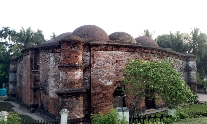 ষাটগম্বুজের মতো স্থাপত্যশেলী নিয়ে দাঁড়িয়ে ‘নয়গম্বুজ মসজিদ’