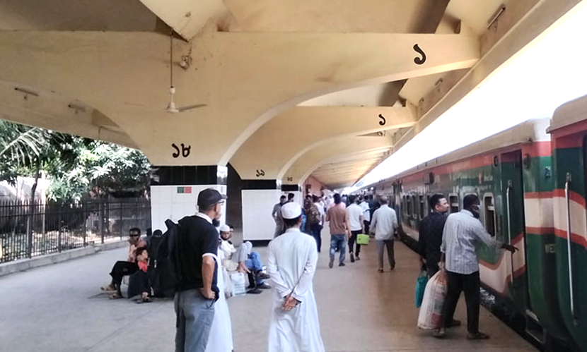 কমলাপুর স্টেশনে ট্রেনে কাটা পড়ে নারী নিহত