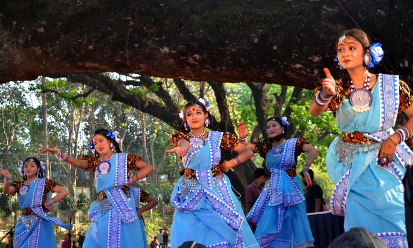 চট্টগ্রাম নগরীর সিআরবি শিরিষতলা এলাকায় বর্ষবিদায় ও বর্ষবরণ উপলক্ষ্যে আয়োজিত উদ্বোধনী অনুষ্ঠান। ছবি: সংগৃহীত