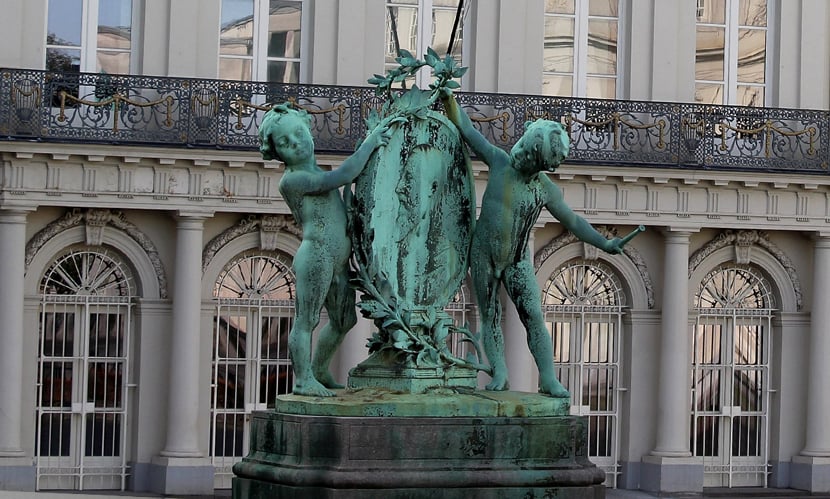 ব্রোঞ্জে বন্দী শিশু দেবদূতের ভাষায় রানি এলিজাবেথকে শ্রদ্ধাঞ্জলি