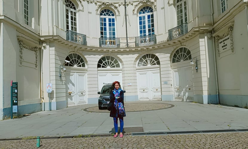 রয়্যাল লাইব্রেরি অফ বেলজিয়াম-এর সামনে লেখক