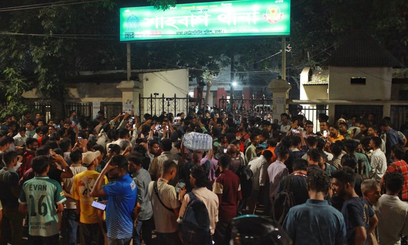 শাহবাগ থানায় ছাত্রদল-শিবিরের ধাওয়া-পালটাধাওয়া, আহত অনেকে