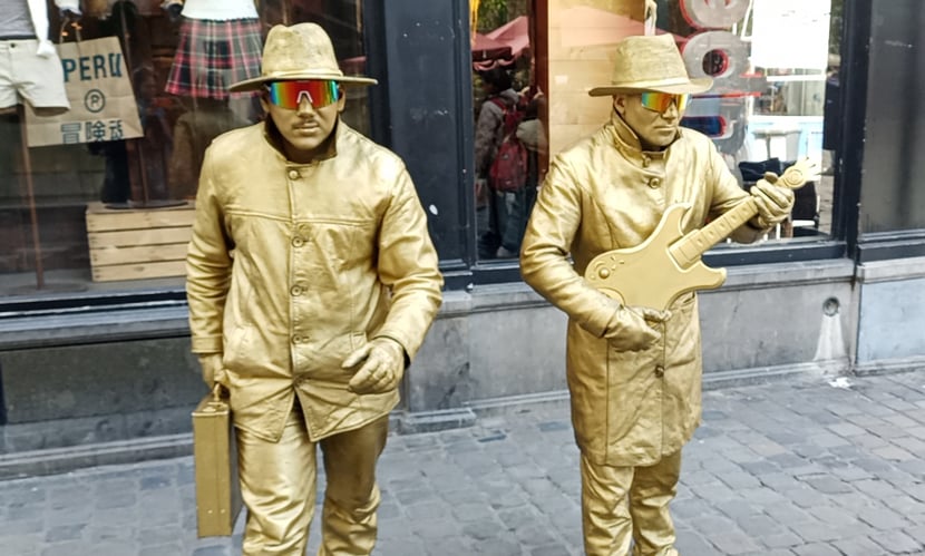 ‘স্ট্যাচু বাস্কিং’: শিল্পের আবরণে বেঁচে থাকার লড়াই