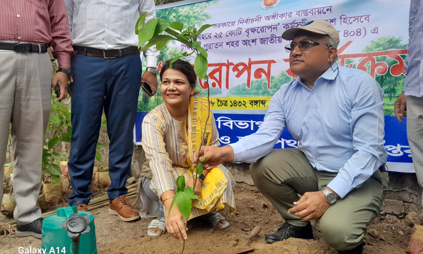 টাঙ্গাইলে সড়কের পাশে বৃক্ষরোপণ কার্যক্রমের উদ্বোধন