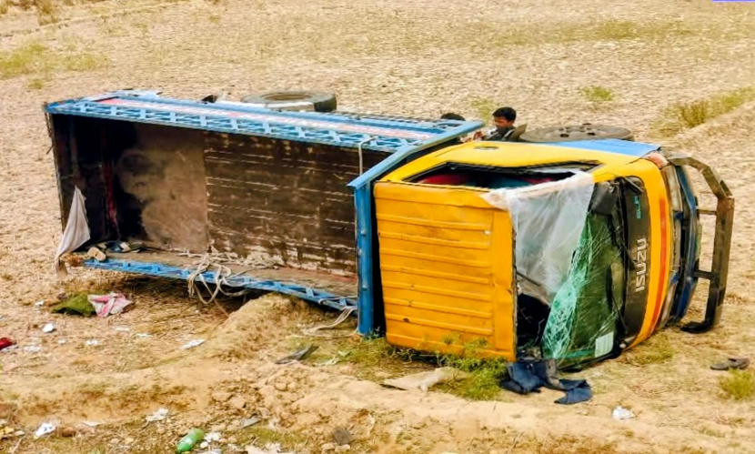 মিনি ট্রাক খাদে পড়ে শ্রমিক নিহত, আহত ৩