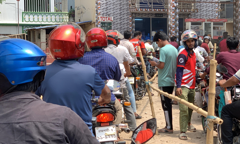 জ্বালানি তেলের সংকটে স্থবির রাজশাহী, ফিলিং স্টেশনে দীর্ঘ অপেক্ষা