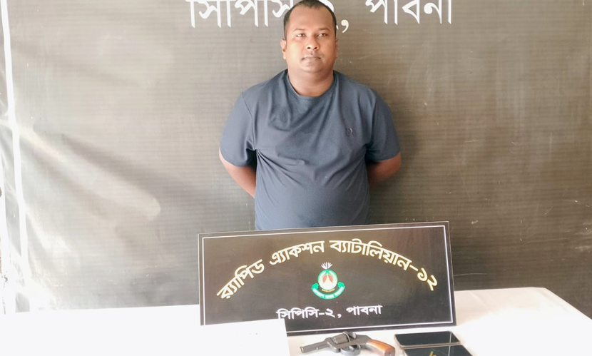 পাবনায় র‍্যাবের অভিযানে একটি বিদেশি রিভলবারসহ যুবক আটক