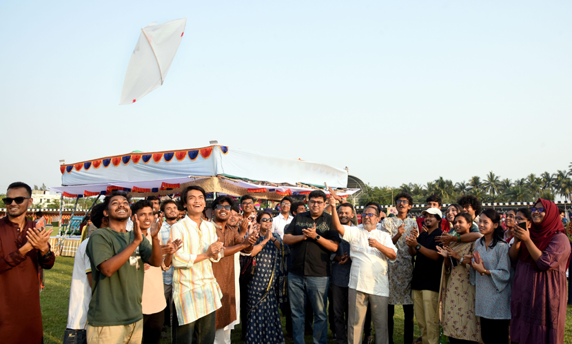 চৈত্র সংক্রান্তিতে খুবিতে ঘুড়ি উৎসব