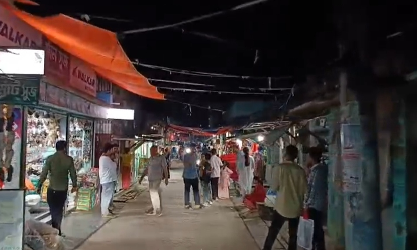 পিরোজপুরে সরকারি নির্দেশনা অমান্য করে রাতেও চলছে বেচাকেনা