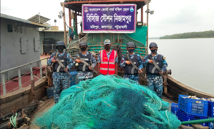 মহিপুরে অবৈধ বেহুন্দী জাল ও সামুদ্রিক মাছসহ ট্রলার জব্দ
