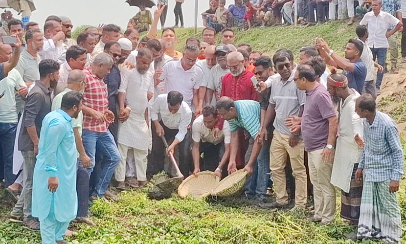 নওগাঁয় ২ খাল পুনর্খনন কাজের উদ্বোধন
