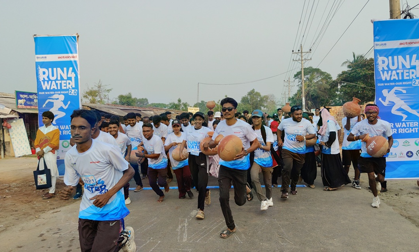 সাতক্ষীরায় সুপেয় পানি নিশ্চিতের দাবিতে কলস হাতে দৌড় প্রতিযোগিতা